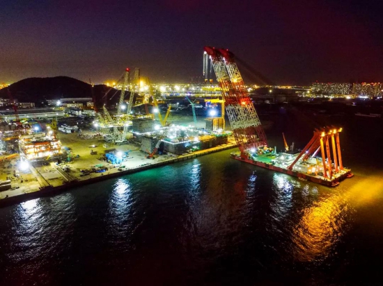 全球首個萬噸級半油平臺潛式儲船體在中國海油青島場地建造完工