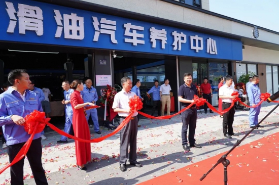 現(xiàn)場員工對汽車進(jìn)行換裝“海疆1號”潤滑油，“海疆潤滑油汽車養(yǎng)護中心”開業(yè)慶典圓滿成功