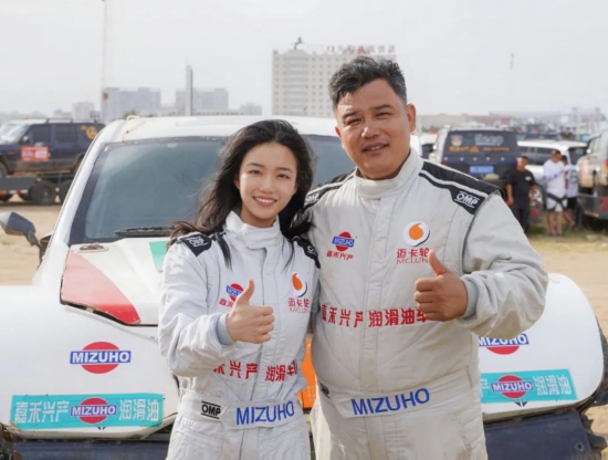 著名車手李鵬程和他的愛女李錦秀將代表嘉禾興產潤滑油車隊參加比賽 著名車手李鵬程和他的愛女李錦秀將代表嘉禾興產潤滑油車隊參加比賽
